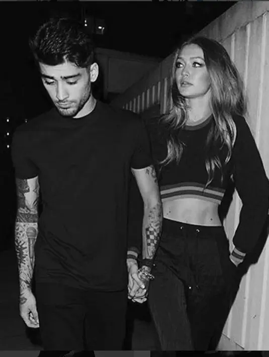 Tampil serasi dengan warna yang senada koleksi dari Spring/Summer 2017 milik brand Versace, Zayn yang bergaya kasual dengan kaos hitam dan sepatu oxfordnya, sedangkan Gigi mengenakan cropped sweater dengan ankle bootsnya. (Instagram/Gigihadid)