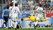 Kiper Timnas Prancis Hugo Lloris melakukan penyelamatan pada laga 8 besar Piala Dunia 2018 melawan Uruguay di Nizhny Novgorod Stadium, Jumat (6/7/2018). (AFP/Martin Bernetti)