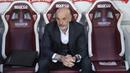 Manajer tim AC Milan, Stefano Pioli duduk di bench menjelang dimulainya laga lanjutan Liga Italia 2020/2021 pekan ke-36 melawan Torino di Olympic Stadium, Turin, Rabu (12/5/2021). AC Milan menang 7-0 atas Torino. (LaPresse via AP/Spada)
