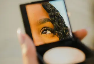 Formula yang sesuai dengan jenis kulit dalam spray salah satu kunci penting dalam makeup (Foto: Unsplash)