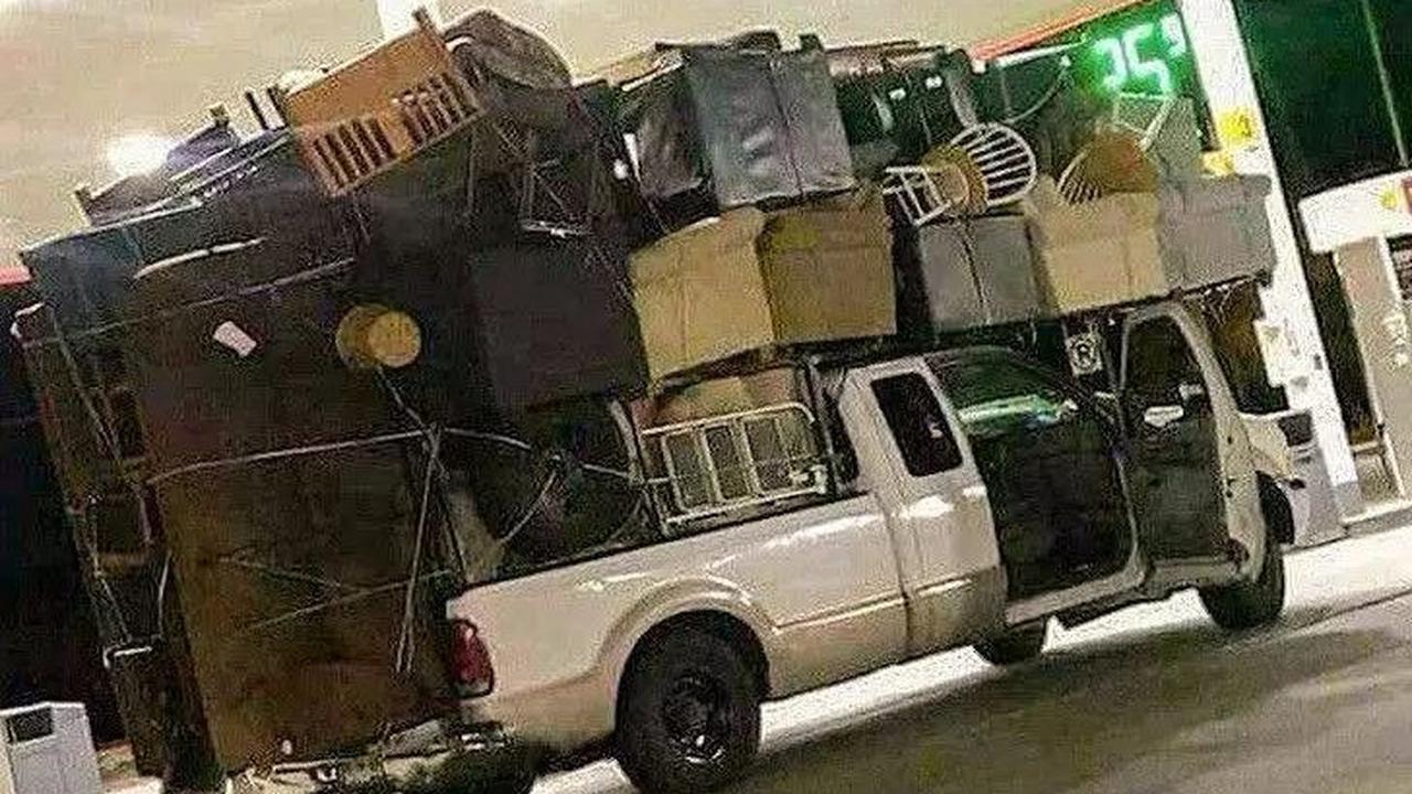 Ada kemungkinan bahwa dia sedang pindah rumah