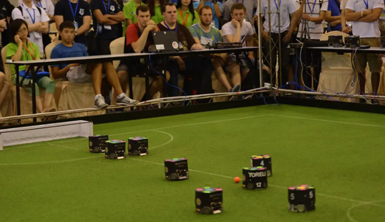 Peserta saling berkompetisi menjadi yang terbaik dalam ajang RoboCup 2015 yang digelar di Hefei, provinsi Anhui, Cina (22/7/2015). Ajang ini di ikuti oleh beberapa negara di dunia. (AFP/Stringer)