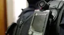 Sebuah kamera tubuh melekat pada dada seorang anggota kepolisian di Marseille, Prancis, 15 Februari 2017. Penggunaan kamera tubuh kepada para anggota polisi setiap sedang berpatroli ini dilakukan untuk menekan angka kriminalitas. (BORIS HORVAT/AFP)