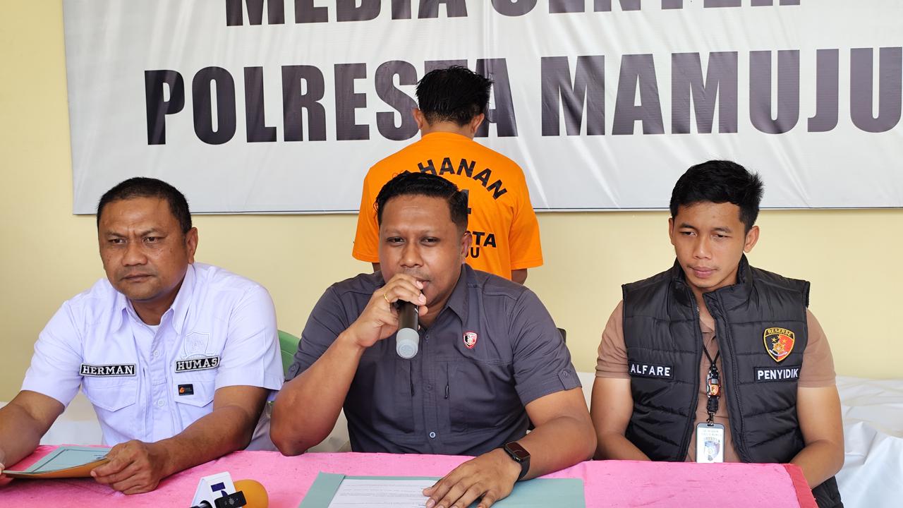 Tersangka kasus pengeroyokan inisial MI saat menyerahkan diri ke Polsek Tapalang. (merdeka.com/Istimewa).