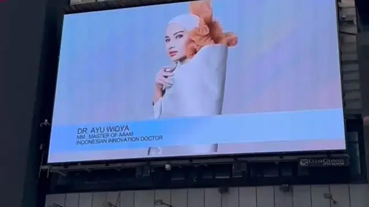 Cantik dan Menawan, Potret Ayu Widyaningrum tampil di Billboard Times Square, New York City