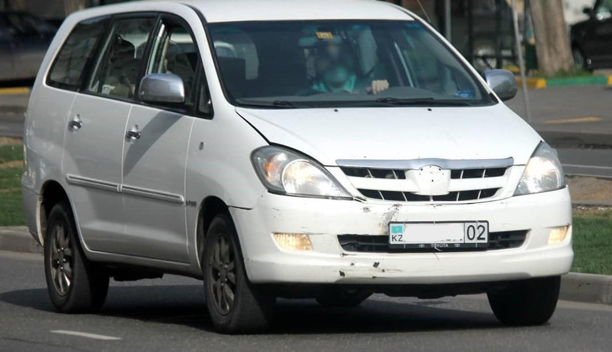 Toyota Innova yang tampak sudah memiliki kilometer panjang ini terjepret di salah satu jalan di Rusia. (Source: Instagram/@toyotainnovaintheworld)