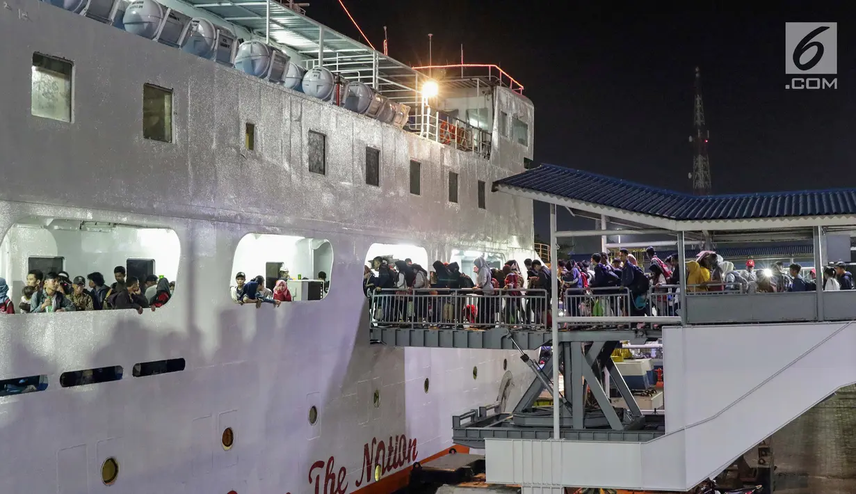 Pemudik antre saat memasuki kapal penyebrangan di Dermaga 1 Pelabuhan Penyebrangan Merak, Banten, Sabtu (1/6/2019). Hingga Sabtu (1/6) pukul 08.00 WIB, pemudik yang menyebrang dari pelabuhan Merak menuju Bakauheni mengalami peningkatan 30,1%. (Liputan6.com/Helmi Fithriansyah)