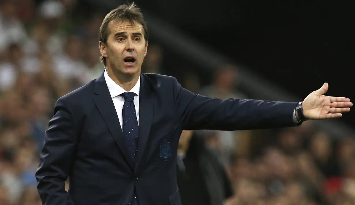 Ekspresi pelatih Spanyol, Julen Lopetegui memberikan arahan kepada anak asuhnya saat melawan Tunisia pada laga uji coba di Krasnodar stadium, Rusia, (9/6/2018). Spanyol menang 1-0. (AP/STR)