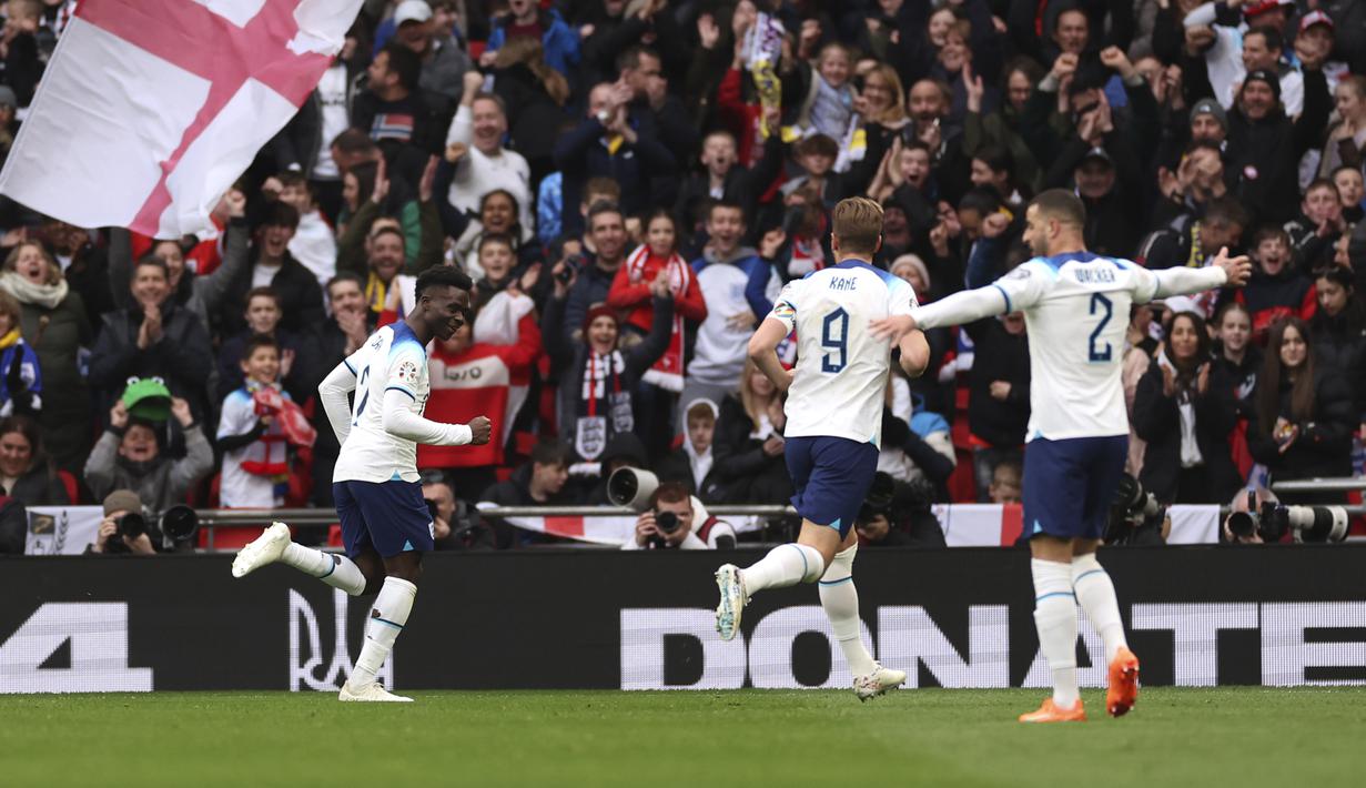 Gelandang Inggris, Bukayo Saka berselebrasi setelah mencetak gol ke gawang Ukraina pada matchday Grup C Kualifikasi Piala Eropa 2024 di Stadion Wembley di London, Minggu, 26 Maret 2023. (AP Photo/Ian Walton)