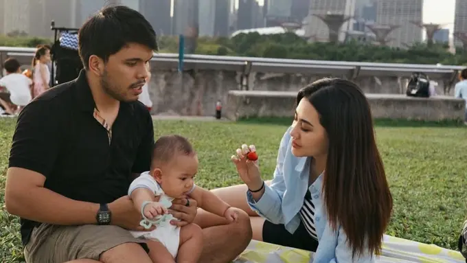 Jadi Ibu Tetap Stylish, Gaya Aaliyah Massaid Momong Anak Saat Liburan di Singapura