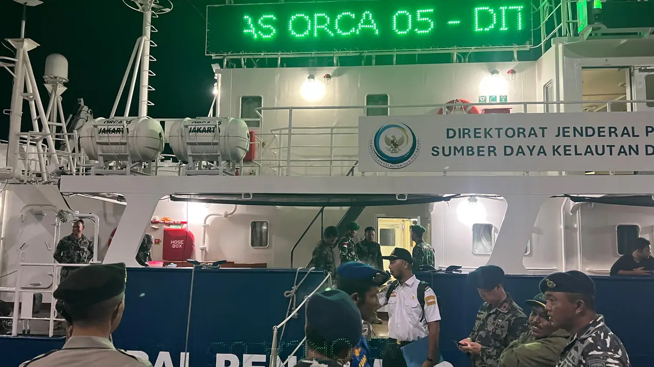 Kapal Pengawas (KP) Orca 05 milik Kementerian Kelautan dan Perikanan (KKP) mengangkut 28 warga Pulau Enggano ke Kota Bengkulu pada Rabu malam, 2 Juli 2025. (Istimewa)