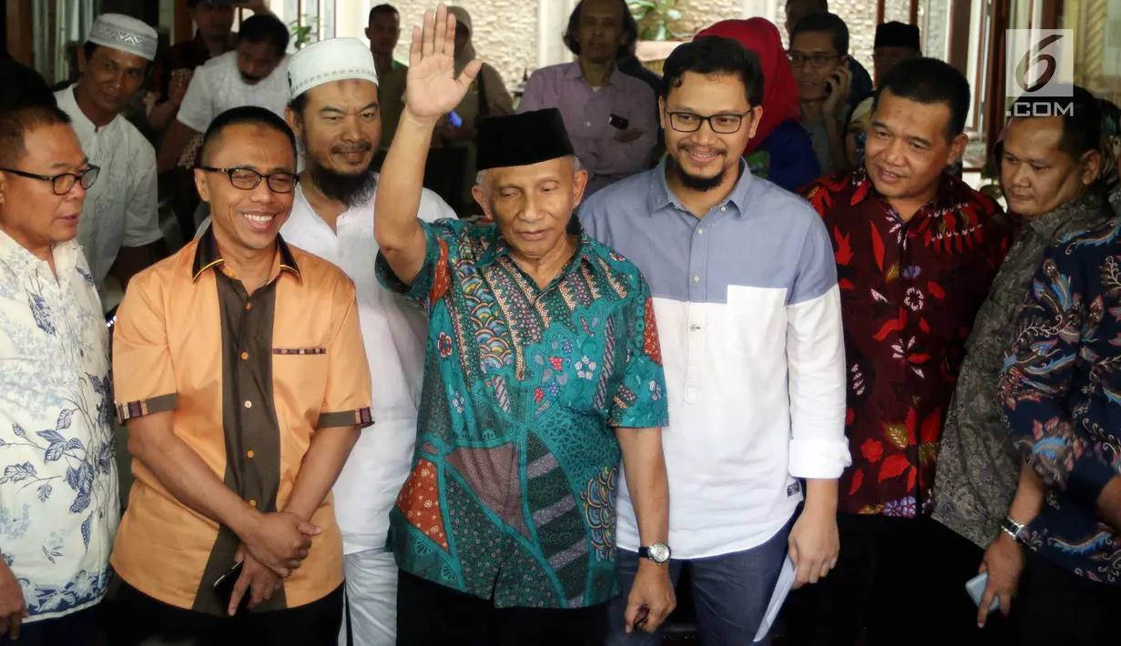 Mantan Ketum PAN, Amien Rais memberikan keterangan pers di kediamannya di Jakarta, Jumat (2/6). Amien Rais mengklarifikasi Dana yang disebut dalam persidangan kasus alat kesehatan mengalir ke dirinya sebesar Rp 600 juta. (Liputan6.com/Johan Tallo)