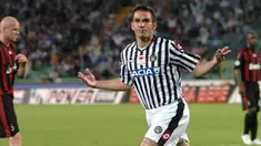 Selebrasi gol dari gelandang Udinese, Gaetano D'Agostino ketika menghadapi AC Milan di ajang Serie A pada 16 Mei 2009 di Udine. AFP PHOTO/ANTEPRIMA