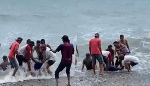 Detik-detik warga mengevakuasi korban tenggelam di Pantai Cukuh Batu Tanggamus, Lampung. (Istimewa).