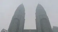 Polresta Barelang menggerebek Kampung perjudian dan narkoba di Batam, hingga Menara Kembar Petronas, Malaysia berselimut kabut pekat.
