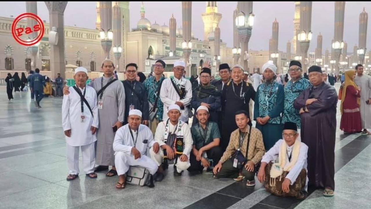 Para artis dan musisi dari tanah air ikut mendoakan para personel Pas Band yang sedang melaksanakan ibadah umrah.&nbsp;
