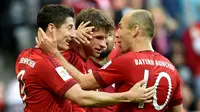 Para pemain Bayern Munchen merayakan gol yang dicetak oleh Robert Lewandowski ke gawang Stuttgart pada laga Bundesliga di Stadion Allianz Arena, Jerman, Sabtu (7/11/2015). (EPA/Peter Kneffel)