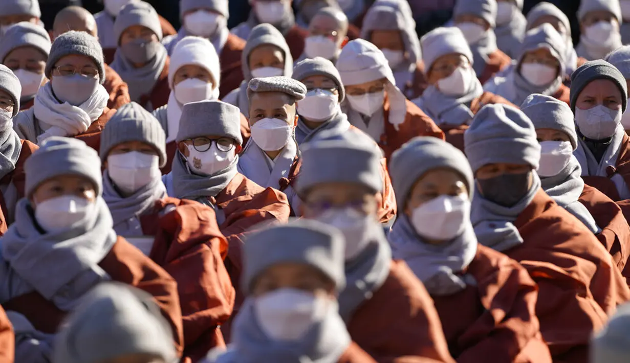 Biksu Buddha Korea Selatan berpartisipasi dalam rapat umum di Kuil Jogye, Seoul, Korea Selatan, 21 Januari 2022. Ribuan biksu Buddha berkumpul untuk memprotes dugaan diskriminasi agama oleh pemerintah Korea Selatan. (AP Photo/Lee Jin-man)