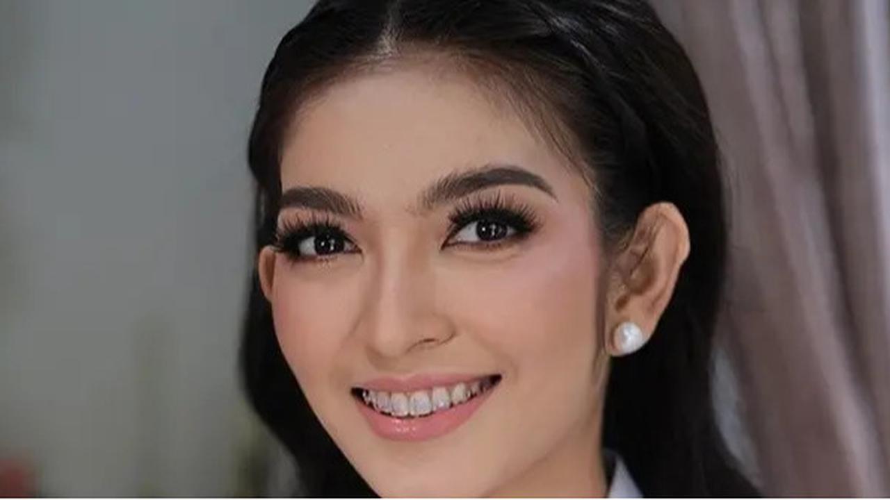 Gaya Terbaru Selvi Ananda Pakai Behel, Riasan Soft Glam-nya Bikin Pangling