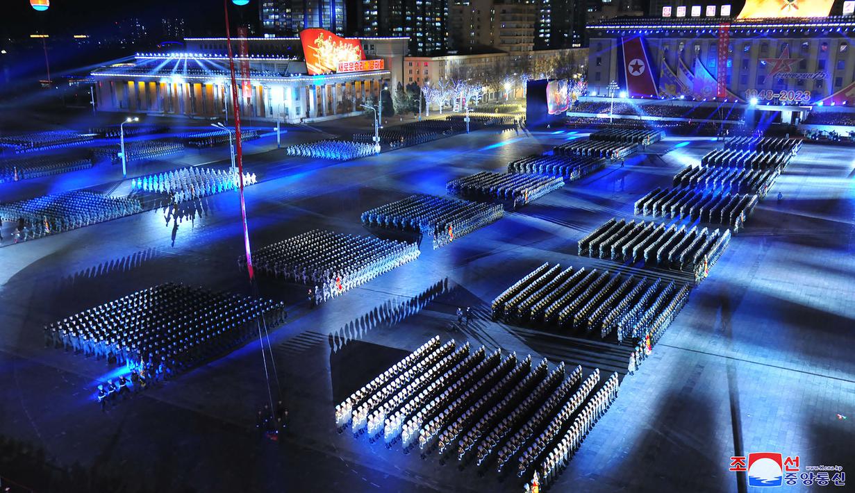 Parade militer untuk memperingati 75 tahun berdirinya Tentara Rakyat Korea digelar di Lapangan Kim Il Sung, Pyongyang, Korea Utara, 8 Februari 2023. Parade militer besar-besaran tersebut memamerkan perangkat keras terbaru dari persenjataan nuklir Korea Utara yang berkembang pesat. (STR/KCNA VIA KNS/AFP)