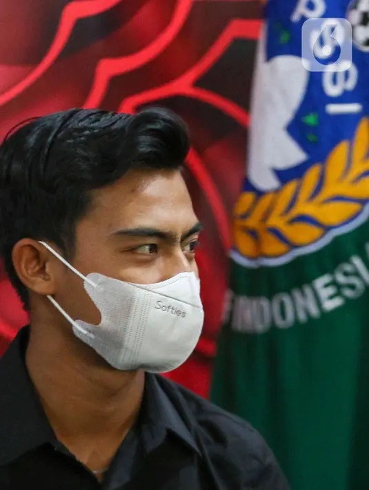 Pratama Arhan menghadiri jumpa pers menjelang keberangkatan menuju Jepang di kantor PSSI, Jakarta, Jumat (4/3/2022). Pratama Arhan yang sebelumnya bermain untuk PSIS Semarang resmi bergabung ke klub bola Jepang (J League), Tokyo Verdy. (Liputan6.com/Herman Zakharia)