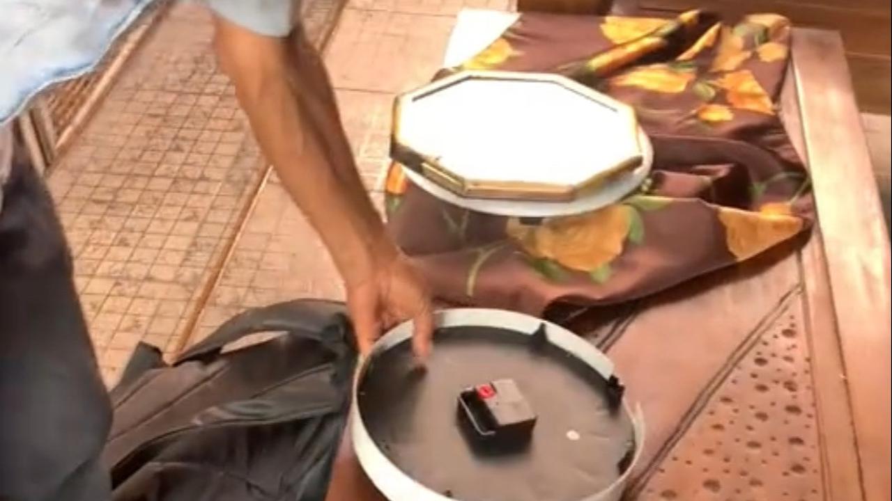 "mbah2 ini sering lewat depan rumah penasaran katanya jalannya jauh2 sebenernya jamku ini aku ambil batrenya biar mbah e ada kerjaan buat cek jamnya," tulisnya di keterangan unggahan.
