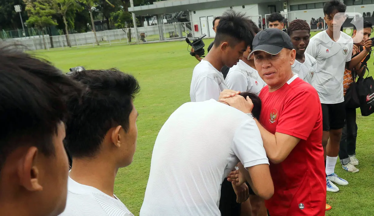 Ketua Umum PSSI Mochamad Iriawan berpamitan kepada pemain Timnas Indonesia U-20 usai latihan untuk Piala Asia U-20 2023 di Lapangan A, Kompleks Stadion Utama Gelora Bung Karno (SUGBK), Jakarta, Rabu (15/02/2023). Mochamad Iriawan berpamitan dengan pemain Timnas Indonesia U-20 dan pelatih Shin Tae-yong. (Liputan6.com/Herman Zakharia)