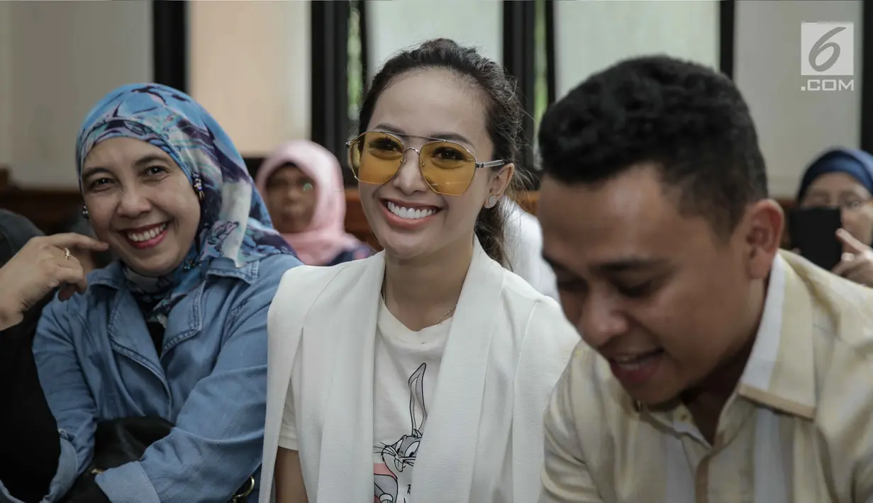 Cinta Ratu didampingi kuasa hukumnya dan ibunya saat menunggu sidang cerai di Pengadilan Agama Jakarta Selatan, Senin (12/3). Sebelum memasuki ruang sidang, ia enggan berkomentar banyak terkait sidang perceraiannya hari ini. (Liputan6.com/Faizal Fanani)