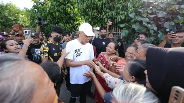 Calon presiden (capres) nomor urut tiga Ganjar Pranowo lari pagi di Klaten, Jawa Tengah, Rabu (27/12/2023).