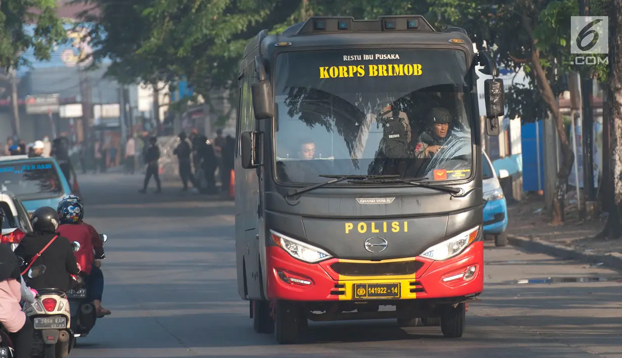 Bus yang membawa narapidana teroris dari Rutan Cabang Salemba Mako Brimob melintas di kawasan Kelapa Dua, Depok, Kamis (10/5). Setelah berhasil dilumpuhkan, polisi langsung memindahkan 155 napi teroris ke Nusakambangan, Cilacap. (Merdeka.com/Arie Basuki)
