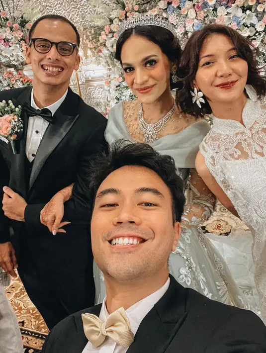 Momen selfie yang diambil Vidi Aldiano ketika kondangan ke kerabat dekatnya. Ia tampak mengenakan setelan jas, kemeja putih, dan dasi kupu-kupu kuning, sedangkan Sheila tampak cantik mengenakan dress putih penuh bordir tanpa lengan. [Foto: Instagram/vidialdiano]