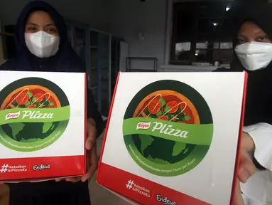 Perwakilan anak asuh menerima kudapan favorit keluarga “Plizza” di Yayasan Al Kahfi Cabang Jakarta Selatan, (22/2/2022). Royco menyebarluaskan edukasi nutrisi dan pola makan yang lebih baik ke 10 panti asuhan di Jabodetabek sambil mendonasikan 1.500 box “Plizza” gratis.(Liputan6.com/HO/Ading)