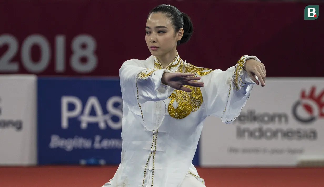Atlet wushu Indonesia, Lindswell, saat beraksi pada Asian Games di JIExpo, Jakarta, Minggu, (19/8/2018). Sukses mengumpulkan poin tertinggi, atlet cantik ini berpeluang meraih emas dari nomor Taijiquan dan Taijijian. (Bola.com/Vitalis Yogi Trisna)