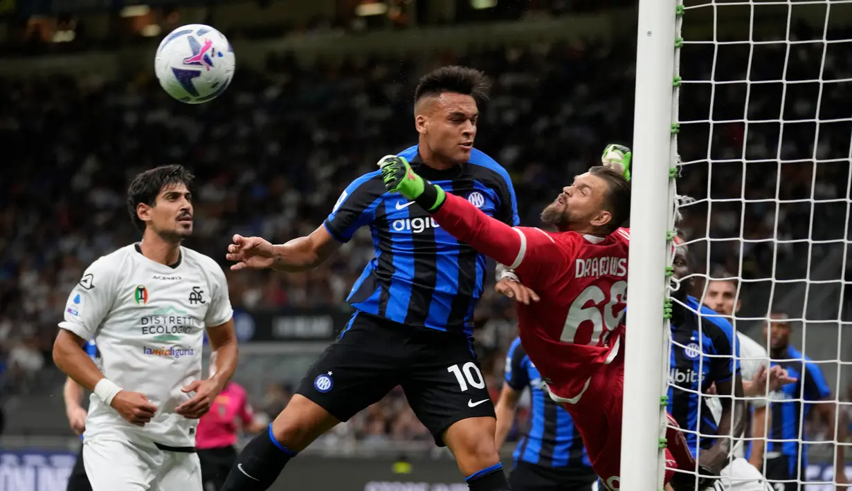 Penjaga gawang Spezia Bartlomiej Dragowski berebut bola dengan pemain Inter MilanLautaro Martinez (tengah) pada pertandingan sepak bola Serie A di Stadion San Siro, Milan, Italia, 20 Agustus 2022. Inter Milan menang 3-0. (AP Photo/Luca Bruno)