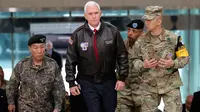 Wakil Presiden AS, Mike Pence mengunjungi desa Panmunjom, yang menjadi pemisah antara Korea Selatan (Korsel) dan Korea Utara (Korut), Senin (17/4). Kunjungan ini dilakukan Pence setelah Korut gagal melakukan uji coba rudal. (AP Photo/Lee Jin-man)