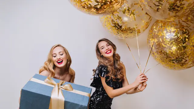 Memberinya Kado Perhiasan Sebagai Apresiasi Atas Kesabarannya Menjadi Sahabat Terbaikmu Selama Ini