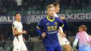 Pemain Hellas Verona, Casper Tangstedt melakukan selebrasi setelah mencetak gol penyeimbang ke gawang Venezia pada laga lanjutan Liga Italia 2024/2025 di Marcantonio Bentegodi Stadium, Italia, Sabtu (05/10/2024) WIB. (AP Photo/LaPresse/Paola Garbuio)