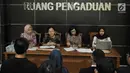 Tim Pemantau Pemilu Komnas HAM memberi keterangan saat menerima laporan Gerakan Pita Kuning Kolaborasi Millenial Nusantara (KMN) di Jakarta, Kamis (2/5). Gerakan Pita Kuning meminta Komnas HAM menetapkan peristiwa tersebut sebagai Kematian Luar Biasa. (merdeka.com/Iqbal Nugroho)