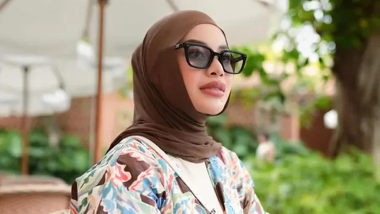 Gaya Aurel Hermansyah Terbaru saat Nongkrong di Kafe Bali, Anggun dengan Dress Flowy dan Tas Putih