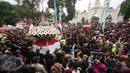 Ribuan warga menyaksikan kirab gunungan Grebek Mulud di halaman Masjid Agung Keraton Kasunanan Surakarta, Solo, Kamis (24/12). Prosesi Grebek Mulud menjadi puncak perayaan Sekaten atau peringatan Maulid Nabi Muhammad SAW. (Boy Harjanto)