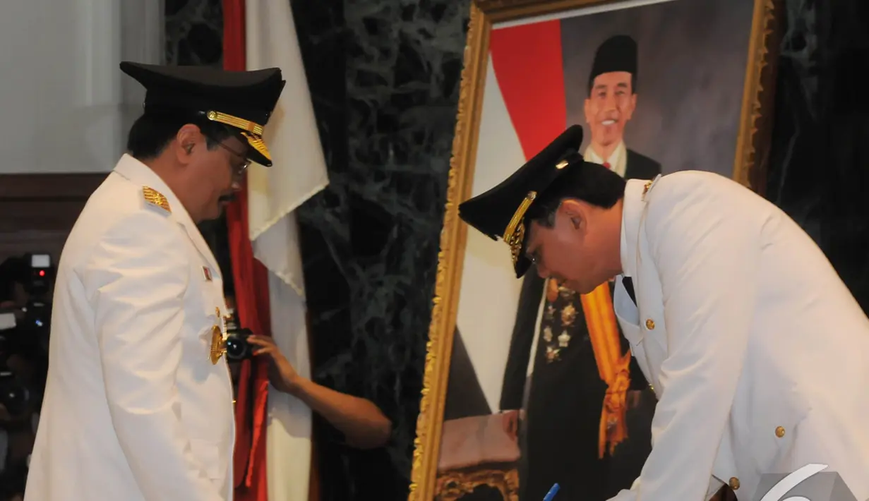 Gubernur DKI Jakarta Basuki Tjahaja Purnama atau Ahok menandatangani surat pelantikan Wakil Gubernur DKI Jakarta, Jakarta, Rabu (17/12/2014). (Liputan6.com/Herman Zakharia)