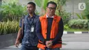 Mantan Dirut Perum Perindo Risyanto Suanda (kanan) saat akan menjalani pemeriksaan di Gedung KPK, Jakarta, Jumat (3/1/2020). Risyanto diperiksa sebagai tersangka untuk melengkapi berkas terkait menerima suap izin kuota impor ikan frozen pacific mackerel atau ikan salem. (merdeka.com/Dwi Narwoko)