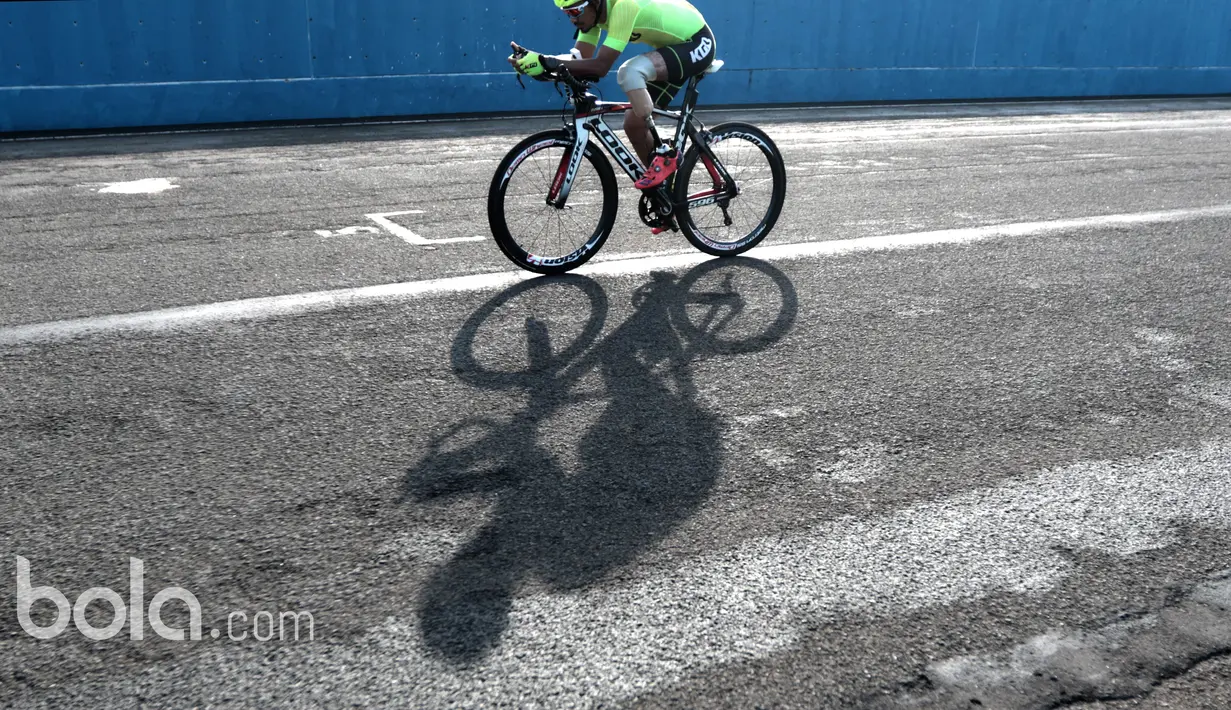 Saat itu Fadli sedang merayakan kemenangan di balapan Asia Road Race Championship.  Tiba-tiba dari belakang muncul pebalap Thailand, Jakkrit Sawangswat, dengan kecepatan tinggi dan menabrak Fadli. (Bola.com/Nicklas Hanoatubun)