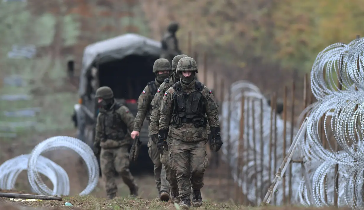 Tentara Polandia mulai memasang penghalang kawat berduri di sepanjang perbatasan Polandia dengan eksklave Rusia, Kaliningrad di Wisztyniec, Polandia, Rabu (2/11/2022). Menteri Pertahanan Polandia, Mariusz Blaszczak mengatakan, perbatasan perlu disegel agar Polandia merasa aman. (AP Photo/Michal Kosc)