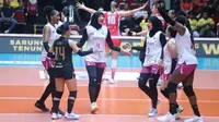 Tim Jakarta Popsivo Polwan merayakan keberhasilan meraih poin ketika menghadapi Jakarta Livin Mandiri pada laga pembuka seri pertama putaran kedua di GOR Tri Darma Gresik, Sabtu (31/1/2026). (Dok. PBVSI)