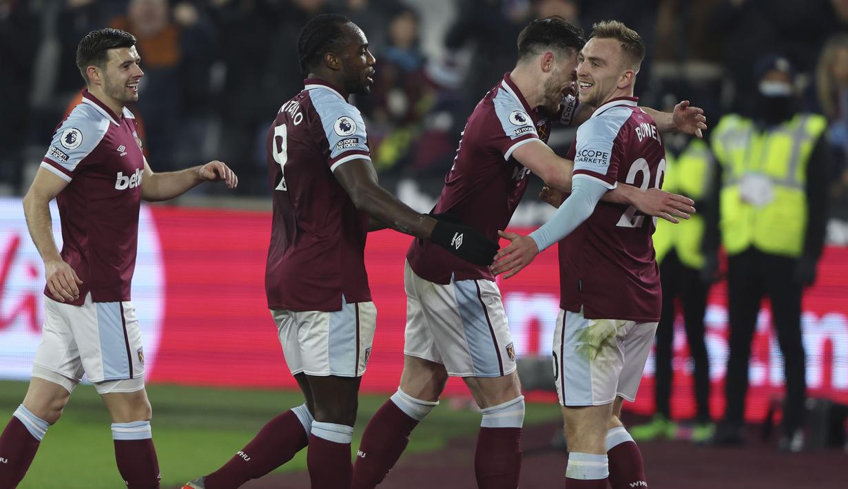 Sementara itu, West Ham United berhasil naik ke peringkat keempat klasemen sementara Liga Inggris dengan koleksi 37 poin, dua poin lebih banyak dari Arsenal yang baru menjalani laga ke-20. (AP/Ian Walton)