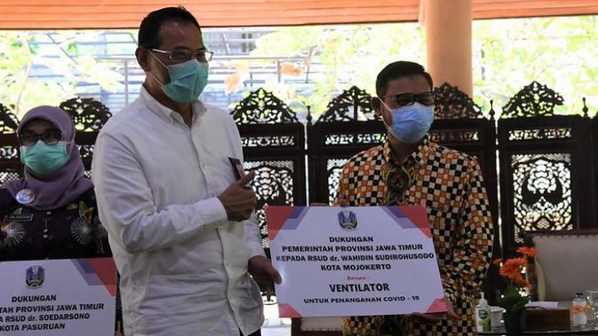 Staf Ahli Menteri Bidang Ekonomi Kesehatan Kemenkes H.Subuh ditugaskan oleh Terawan melakukan kunjungan Monitoring Pengendalian COVID-19 di Jawa Timur dan menyerahkan bantuan ventilator. (Kementerian Kesehatan)