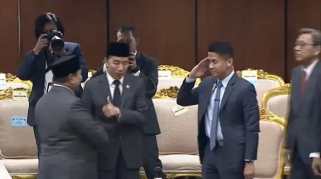 Momen Jokowi Beri Jempol ke Prabowo Usai Pidato Kenegaraan