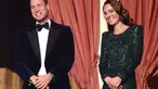 Kate Middleton, Duchess of Cambridge, bersama dengan suaminya Pangeran William usai menonton Royal Variety Performance di Royal Albert Hall, London, Kamis (18/11/2021). Kate mengenakan gaun hijau panjang Jenny Packham yang indah dan suaminya mengenakan tuksedo (Jonathan Brady/Pool Photo via AP)