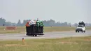 Aksi anggota Tornado dari Army Service Corps (ASC) membawa 58 orang dengan satu motor 500 cc di Bangalore (19/11). Tim Tornado memecahkan rekor sebelumnya dari 56 pria yang dimenangkan Army Signal Corps (Daredevils) pada 2010. (AFP Photo/Manjunath Kiran)